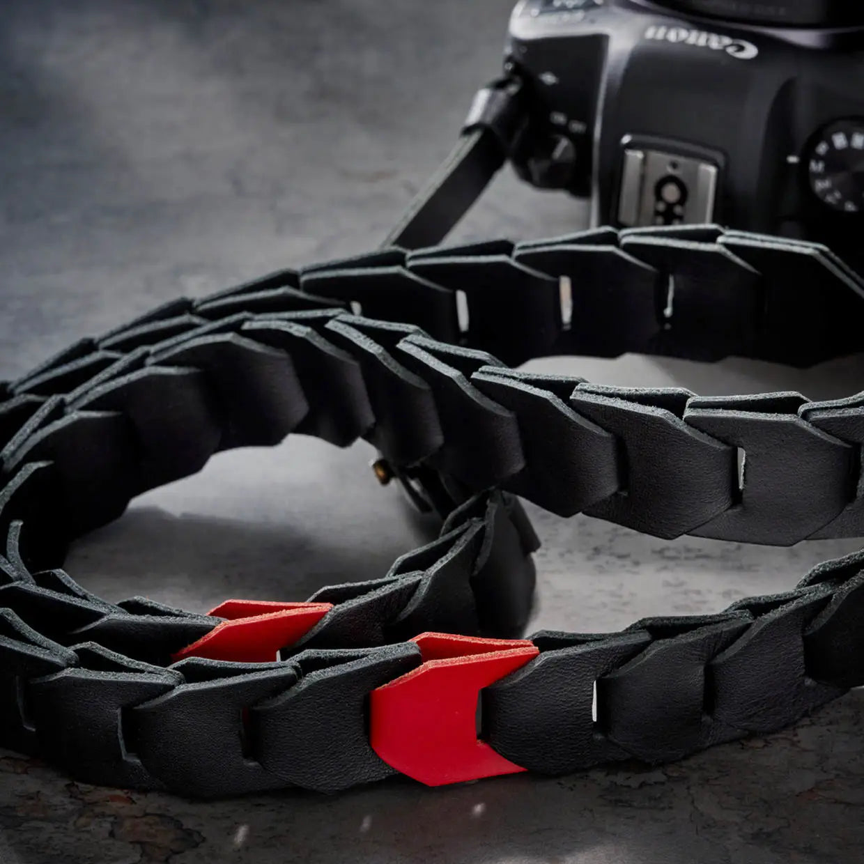 Neuer Leder Kameragurt von Rock N Roll Camera Straps in Schwarz mit roten Akzenten