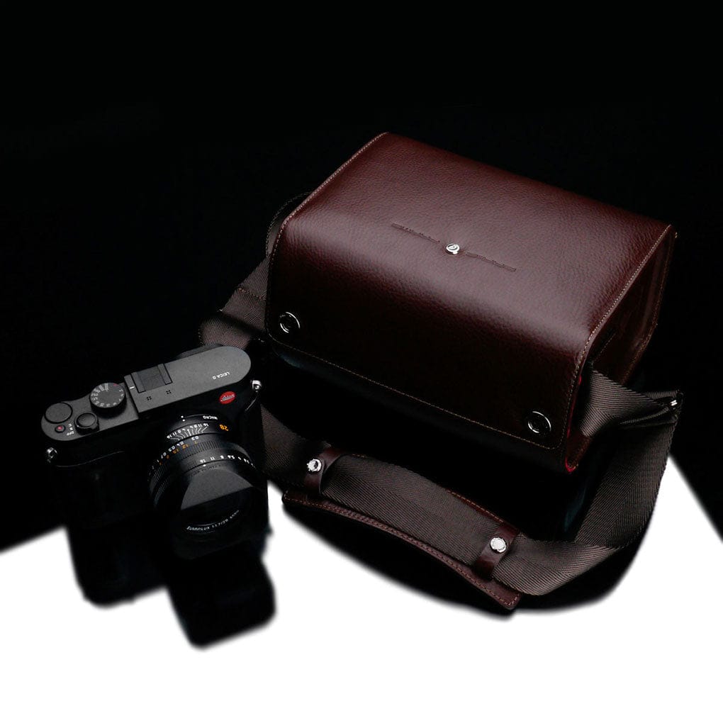 Fototasche aus Leder von GARIZ Design in Braun neben schwarzer Kamera