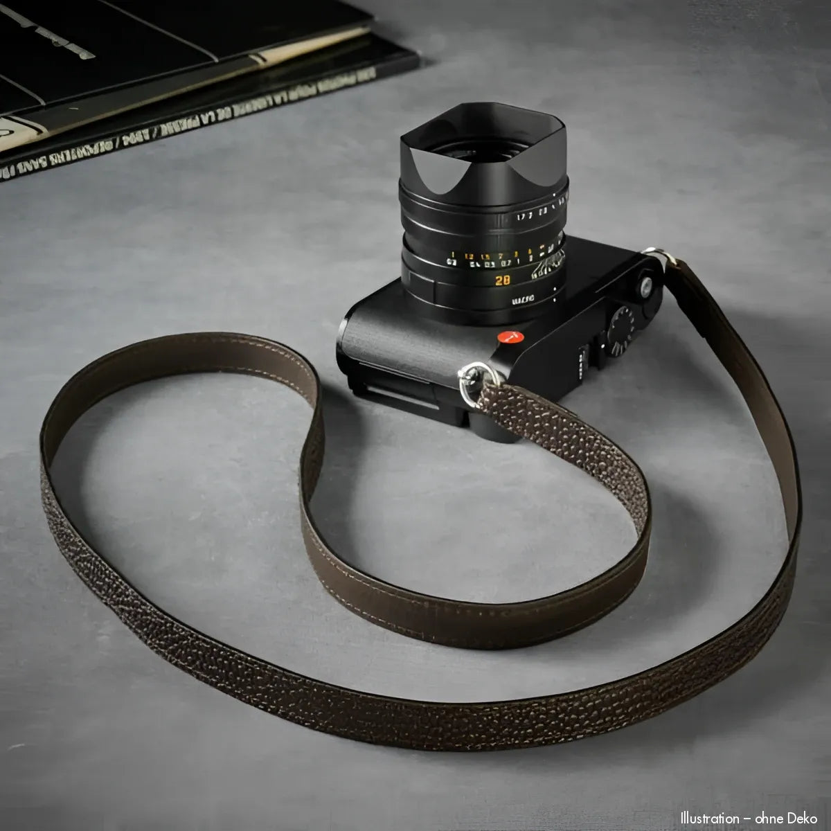 Brauner Ledergurt für Leica M-Kameras aus italienischem Narbenleder mit Prägung