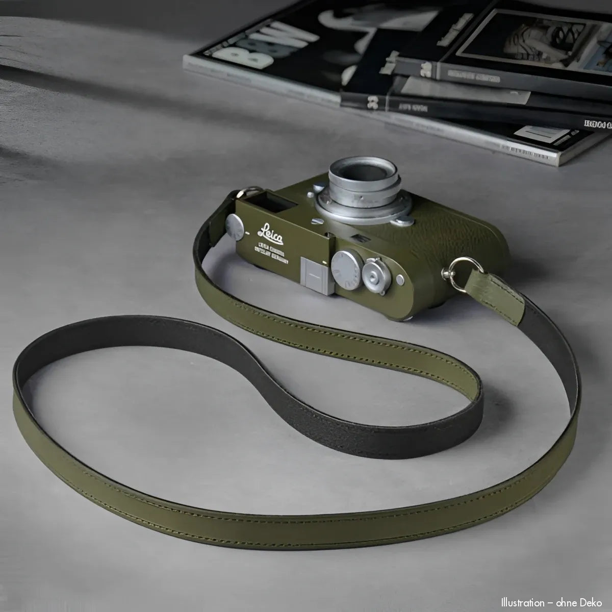 Olivgrüner Leica-Kamera mit Nubuckleder-Schultergurt in Safari-Grün