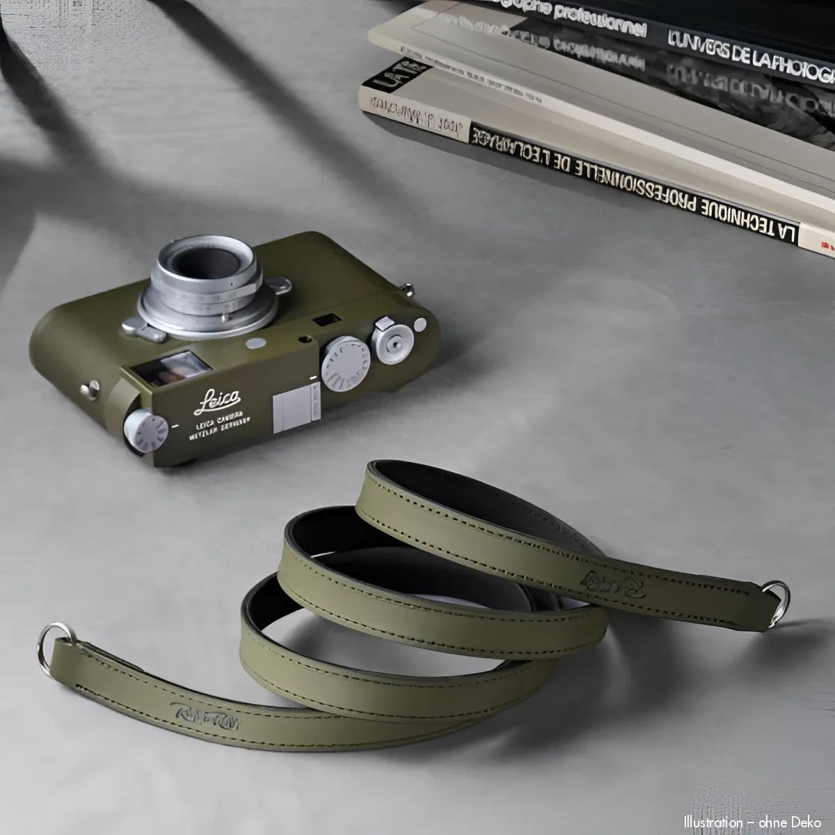 Handgefertigter Nubuck-Leder-Kameragurt in Safari-Grün von Rock N Roll mit Leica-Logo