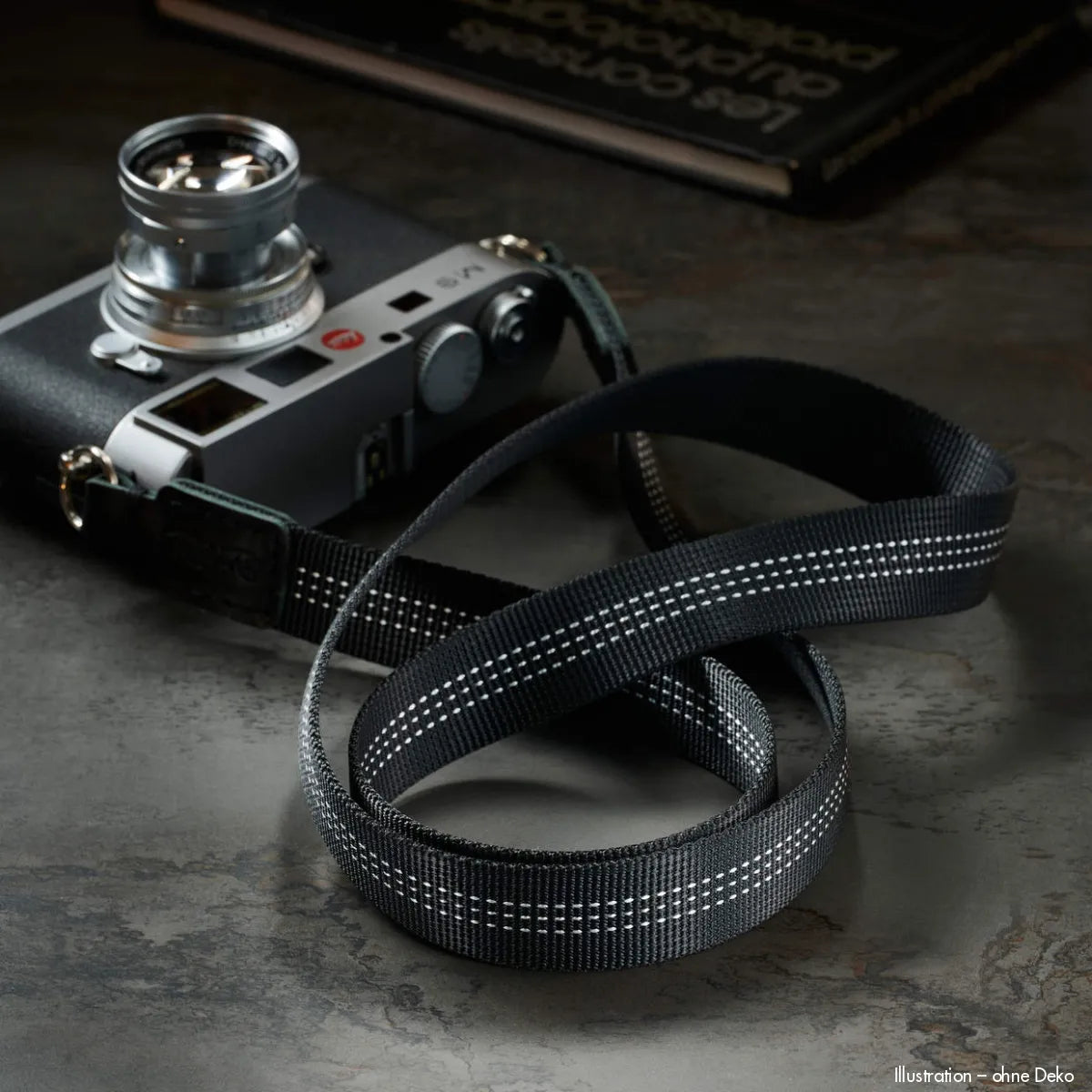 Schwarze Leica M10 Kamera mit silberner Linse und schwarzem Rock N Roll Polyamid-Gurt, 125 cm