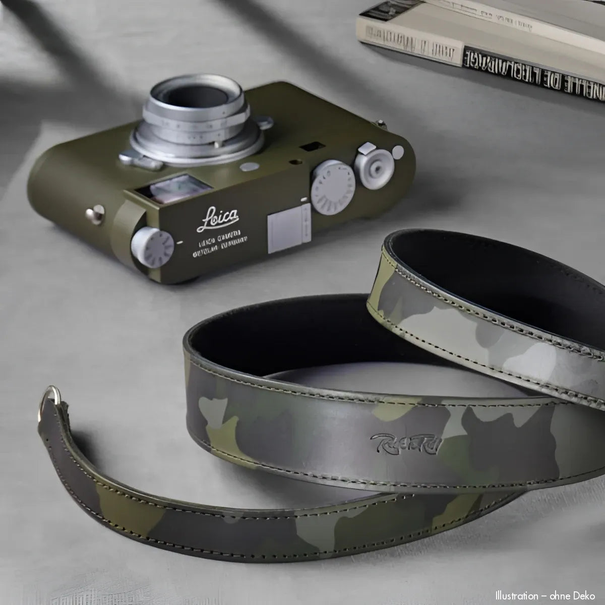 Olivgrüner Leica Kamera mit Camouflage-Gurt und schwarzem Leder