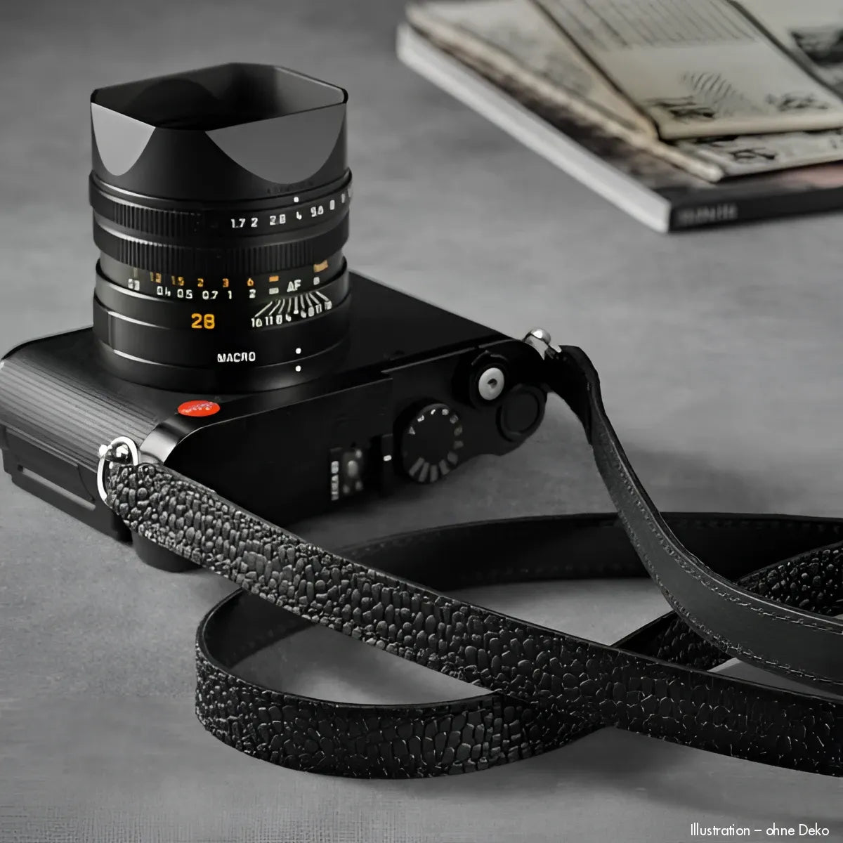 Schwarzer geprägter Narbenledergurt für Leica Q2 von Rock N Roll