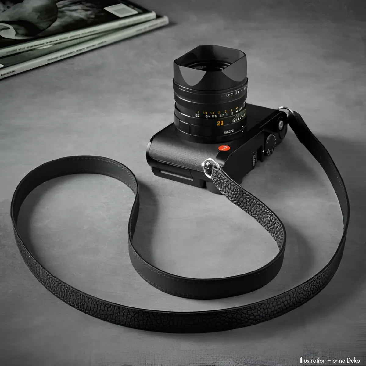 Schwarzer Kameragurt aus geprägtem Narbenleder für Leica Q10