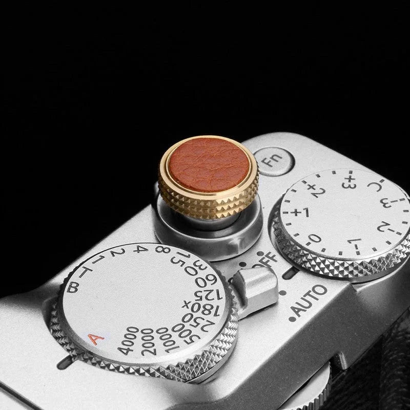 Auslöseknöpfe | Hellbraun, Leder, Messing | Gariz Design | Soft Release Button Von Gariz Design | Leder In Hellbraun | Massives Messing