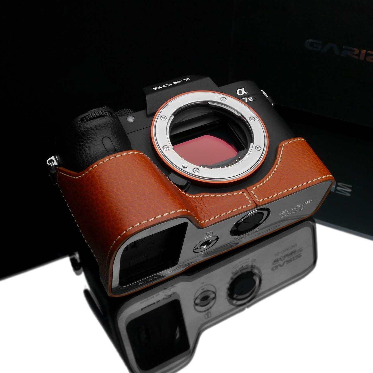 Half-Case Kameratasche in Hellbraun von GARIZ Design an schwarzer Kamera