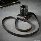 Brauner Ledergurt für Leica M-Kameras aus italienischem Narbenleder mit Prägung