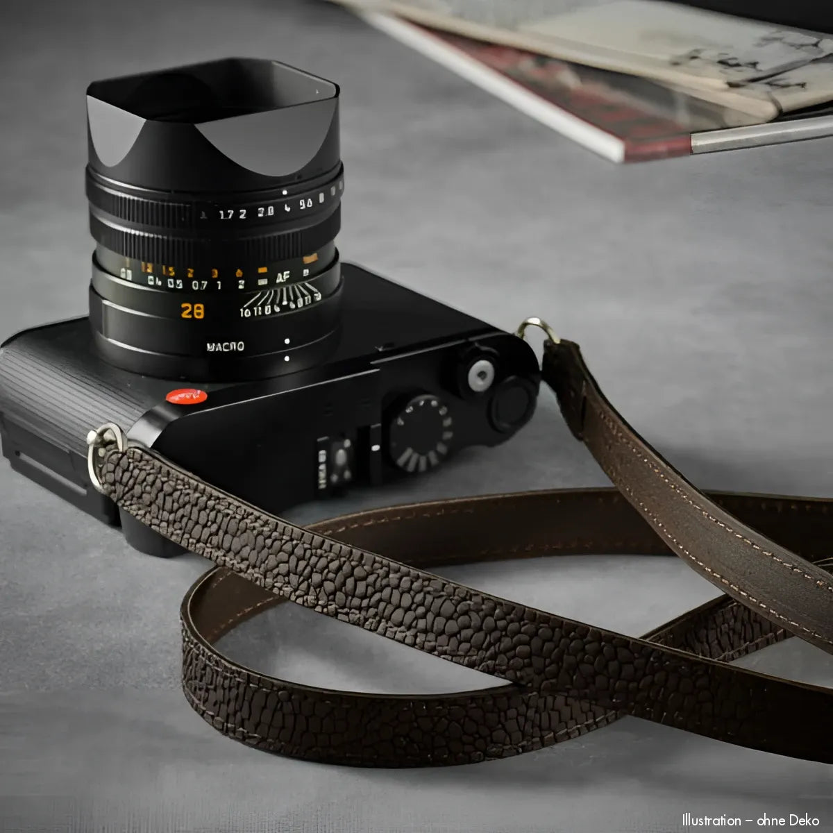 Schwarze Leica Q Kamera mit 28mm Linse und braunem Narbenleder-Gurt
