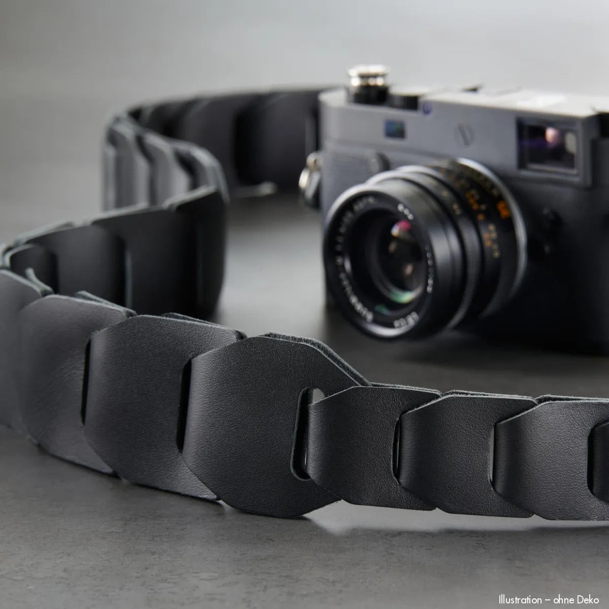 Breiter schwarzer Ledergurt mit Hexagonmuster und verstellbarer Schnalle für Leica M10