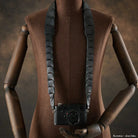 Breiter schwarzer Leder-Kameragurt von Rock N Roll mit Silberakzenten, 100cm