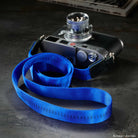 Silberne Leica Kamera mit blauem Breiter Kunstfaser-Gurt