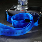 Blaue Leica M10 Kamera mit breitem Kunstfaser-Gurt in Blau, 125 cm