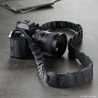 Schwarzer Leder-Kameragurt Breiter für Leica SL, 125cm, texturiert mit Schnalle