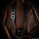 Schwarzer Voll-Leder-Kameragurt Rock N Roll für Leica SL, 100 cm