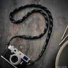 Exklusiver schwarzer geflochtener Nappa-Leder-Kameragurt mit Silberhardware für Leica M10, 100 cm