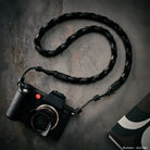 Exklusiver schwarzer geflochtener Ledergurt für Leica SL/M mit Logo