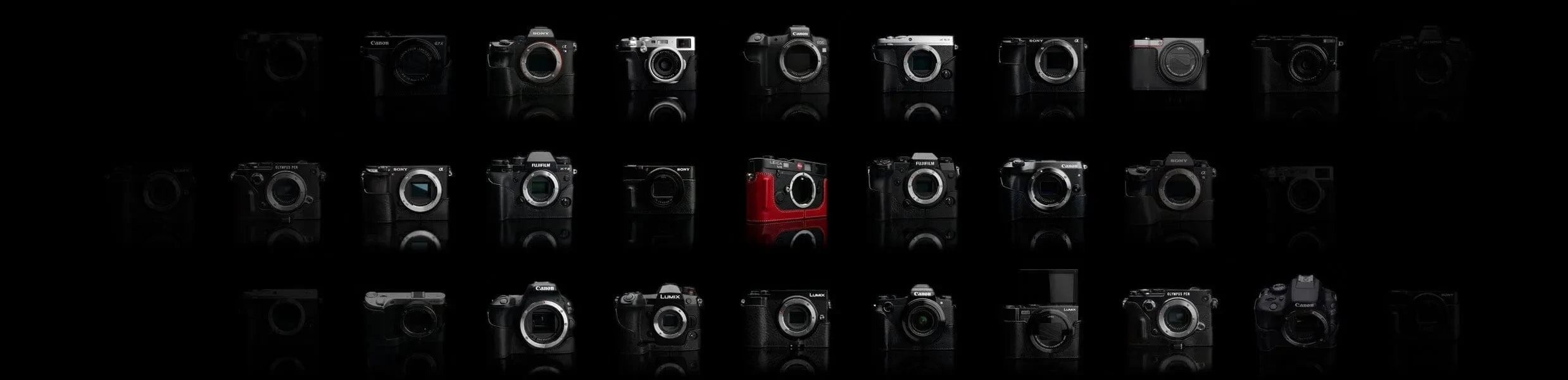 Kamerataschen aus Leder von GARIZ Design an verschiedenen Kameras vor schwarzem Hintergrund