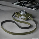 Handgefertigter Nubuck-Leder-Kameragurt in Safari Grün von Rock N Roll, 100 cm