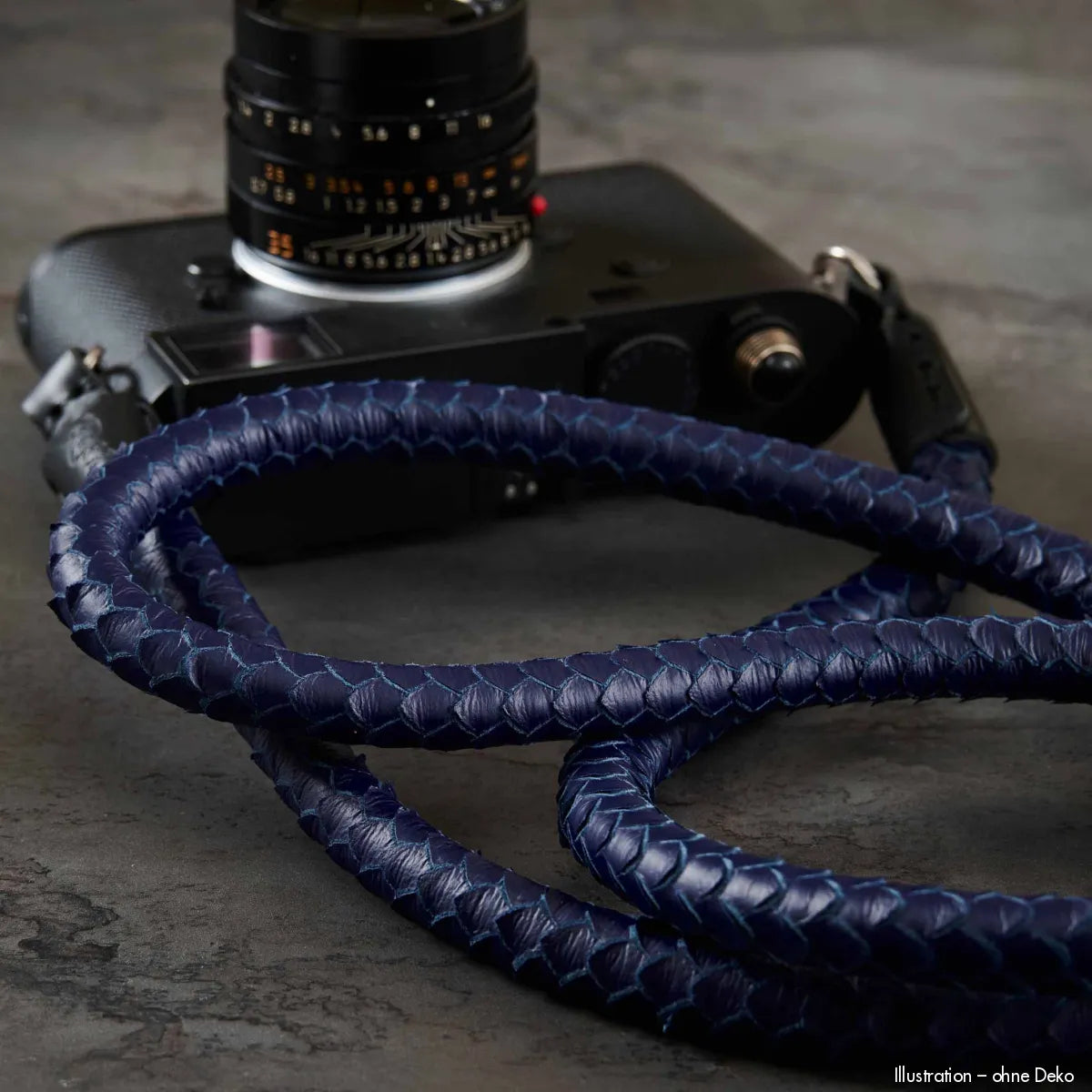 Rock n Roll Camera Straps And Bags Kameragurte | Handgefertigter Nappaleder Kameragurt in Blau von Schuppen Design | 100cm