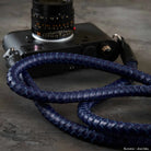 Rock n Roll Camera Straps And Bags Kameragurte | Handgefertigter Nappaleder Kameragurt in Blau von Schuppen Design | 100cm