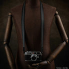 Silberne Leica M10 Kamera mit schwarzem Rock N Roll Polyamid-Gurt