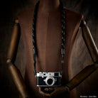 Silberne Leica M10 Kamera mit schwarzem geflochtetem Nappaleder-Gurt