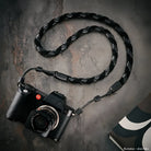 Schwarzer geflochtener Nappaleder-Kamerastrap mit Silberbeschlägen