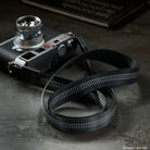 Schwarze Leica M10 Kamera mit silberner Linse und Rock N Roll Tragegurt