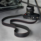 Schwarzer Leder-Kameragurt mit roter Naht von Rock N Roll für Leica M10-P