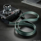 Hochwertiger dunkelgrüner Nylon-Kameragurt mit Silberhardware für Leica M10