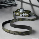 Tarnmuster-Leica-Kamera mit Tactical Safari Grün Schultergurt aus Leder