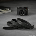 Schwarzer Kameratragegurt aus italienischem Narbenleder mit Rock N Roll Prägung, 125 cm, Leica Modell