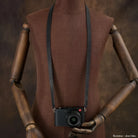 Schwarzer Kamera Tragegurt aus italienischem Narbenleder mit Rock N Roll Prägung