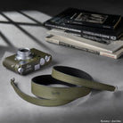 Olivgrüner Nubukleder-Kameragurt Safari Grün mit Silberhardware und Rock N Roll Logo