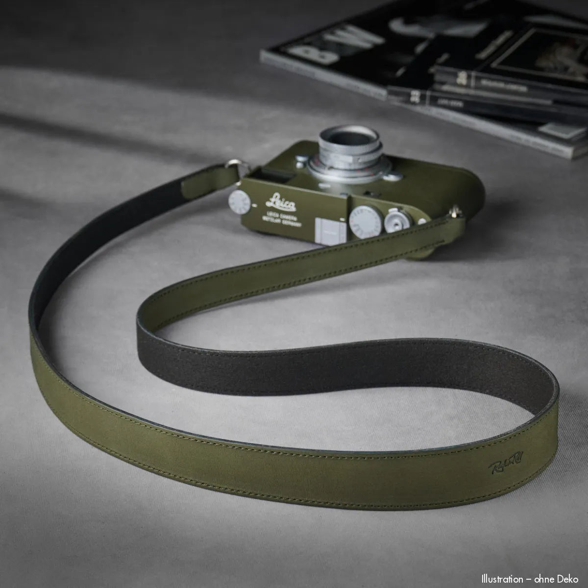 Kameragurt aus nubukleder in safari grün mit schwarzer hardware für Leica