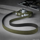 Kameragurt aus nubukleder in safari grün mit schwarzer hardware für Leica