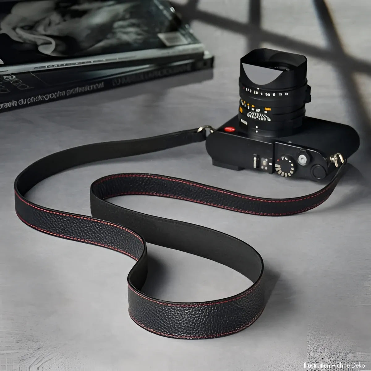 Schwarzer Pebble-Grain-Leder-Kameragurt mit roter Ziernaht für Leica M10-P, 125 cm