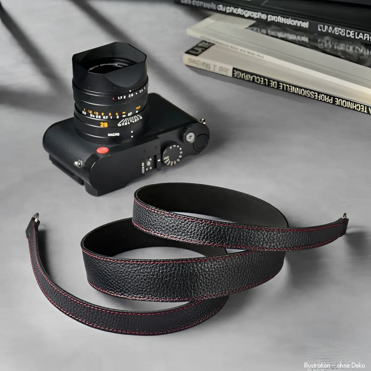 Schwarzer Pebble-Grain-Leder-Kameragurt mit roter Naht für Leica M, Rock N Roll