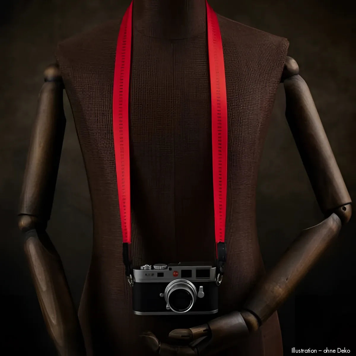 Silberne Leica M10 Kamera mit schwarzem Gehäuse und rotem Rock N Roll Schultergurt