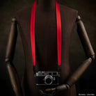 Silberne Leica M10 Kamera mit schwarzem Gehäuse und rotem Rock N Roll Schultergurt