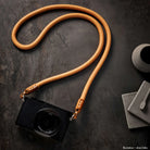 Rock n Roll Camera Straps And Bags Kameragurte | Leder Kamera Tragegurt aus Nappa und Seil in Hellbraun von Rocknroll für Z.b. Leica Q3