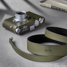 Olivgrüner Nubuk-Leder-Kameragurt Safari Grün von Rock N Roll für Leica M-Serie