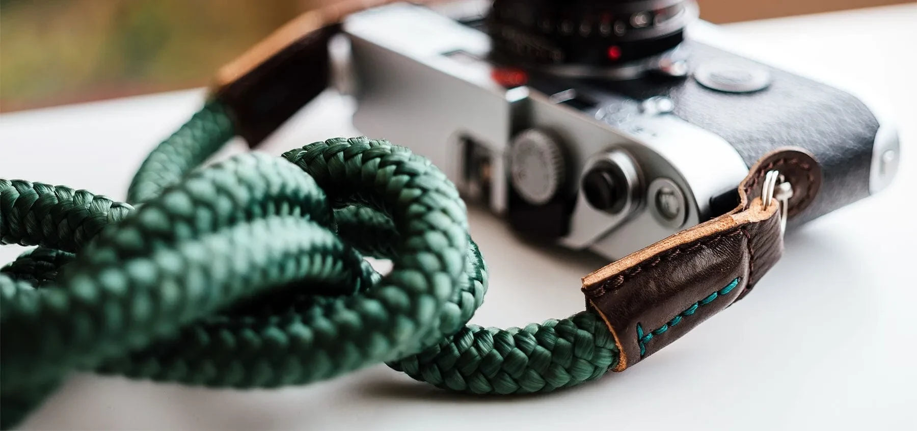 Kameragurt in Grün aus künstlicher Seide und braunem Leder von Sailor Strap