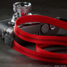 Roter Schlanker Kunstfaser-Kameragurt mit schwarzen Streifen und Silber-Schnalle, Leica M10, Rock N Roll