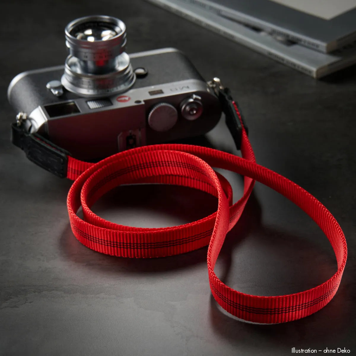 Roter Schlanker Kunstfaser-Kameragurt mit schwarzem Leder und Leica M10