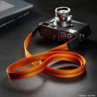 Oranger Polyamid-Kameragurt von Rock N Roll mit schwarzen Lederenden, 125 cm