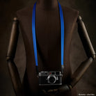 Blauer schmaler Kamera-Schultergurt aus Kunstgewebe mit Silberbuckle und Deckelhalter