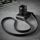 Schwarzer Kameragurt aus geprägtem Narbenleder für Leica Q10