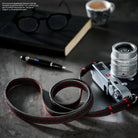 Kameragurte | Leder, Schwarz Und Rot | Rock n Roll Camera Straps And Bags | Kamera Schultergurt In Reptilien Leder Optik | Schwarz Rot |